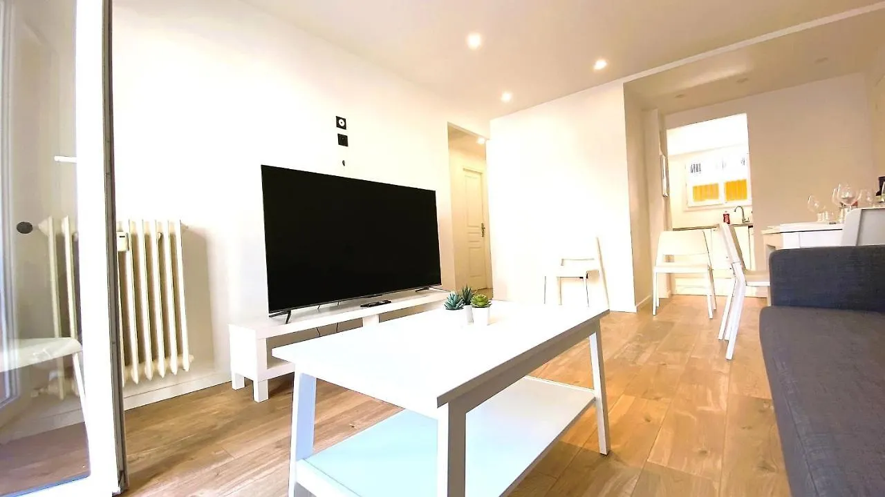 Marie Antoinette - Appartement 2 Chambres, Centre Ville, Terrasse, Moderne Antibes 0*,  France